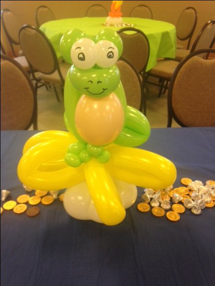 Frog balloon centerpiece