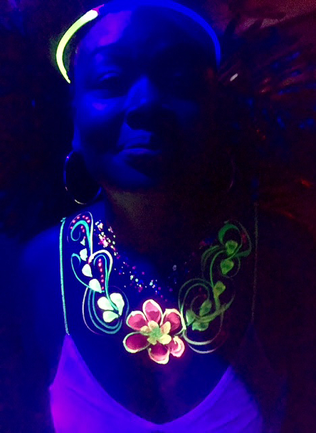 luminous flower necklace - body painting 